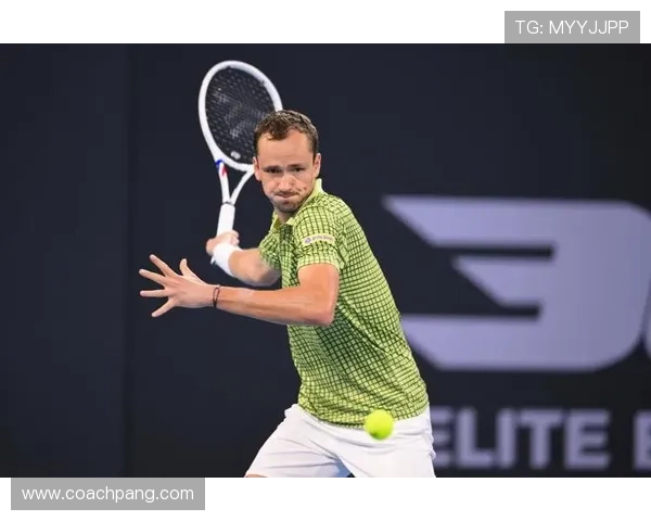 梅德韦杰夫直落两盘夺布里斯班冠军